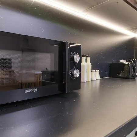 Modern 1-bedroom With Free Parking *