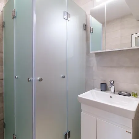 Modern 1-bedroom With Free Parking דירה